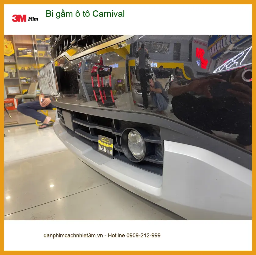 Anh Khang độ bi gầm ô tô Carnival tại Quận 9 vì đèn zin không đủ sáng khi đi trời mưa