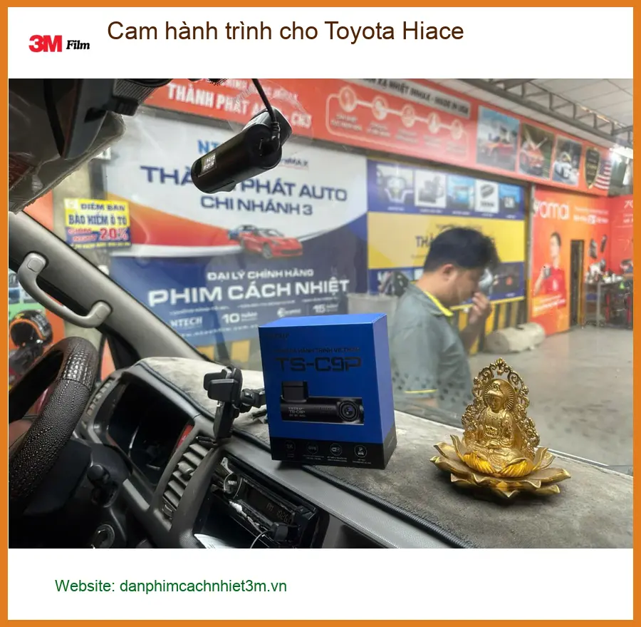 Anh Kiệt lắp cam hành trình cho Toyota Hiace Quận 12 để an tâm giao hàng