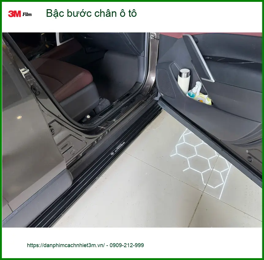 Anh Trường lắp bậc bước chân ô tô cho VinFast Lux SA tại Quận Gò Vấp để gia đình dễ lên xuống