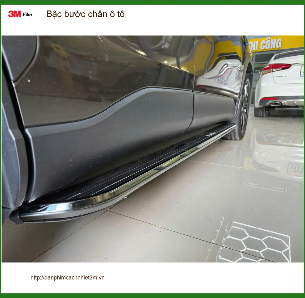 Anh Trường lắp bậc bước chân ô tô cho VinFast Lux SA tại Quận Gò Vấp để gia đình dễ lên xuống ảnh thực tế 3