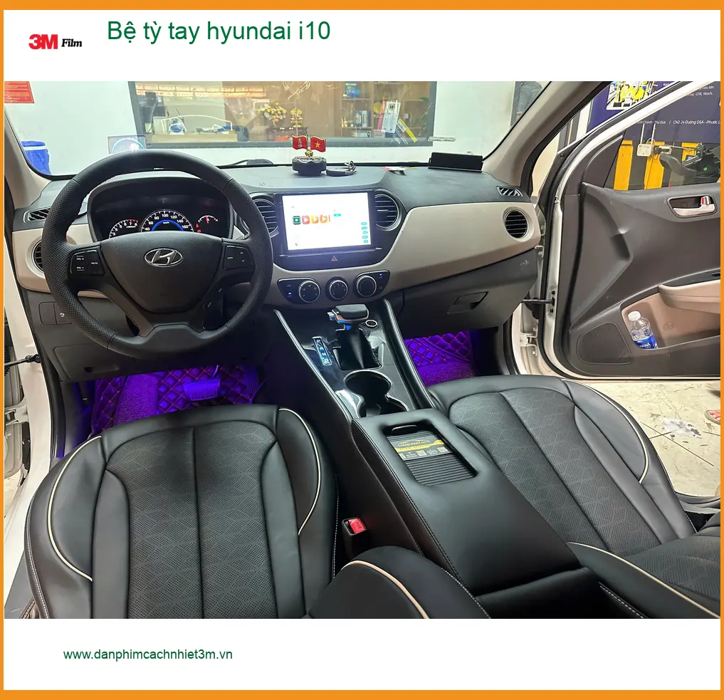 Bác Hùng lắp bệ tỳ tay Hyundai i10 tại Bình Chánh để đỡ mỏi tay khi tắc đường