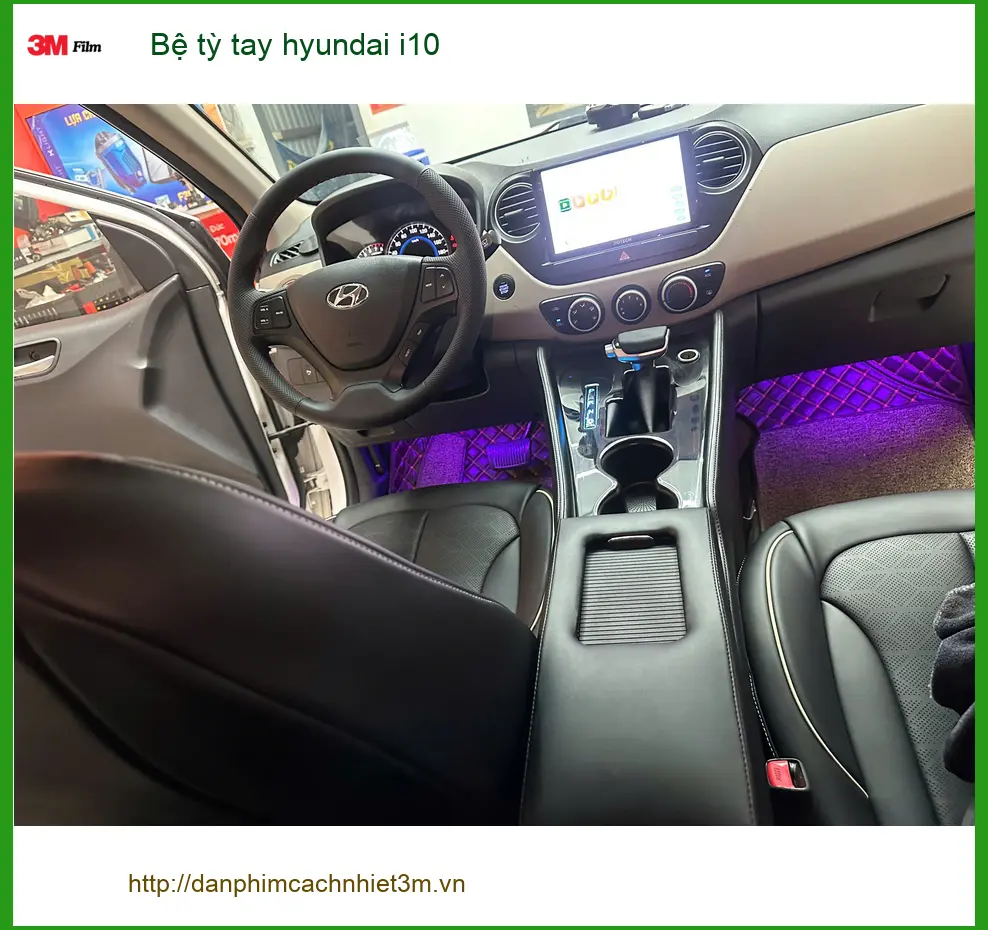 Anh Cường lắp bệ tỳ tay Hyundai i10 tại Quận 4 để lái xe đường dài đỡ mỏi tay ảnh thực tế 3
