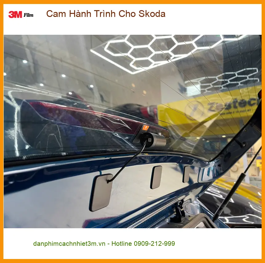 Chị Thảo lắp Cam Hành Trình cho Skoda Karoq tại Quận 9 để an tâm hơn khi lái xe đêm ảnh thực tế 5