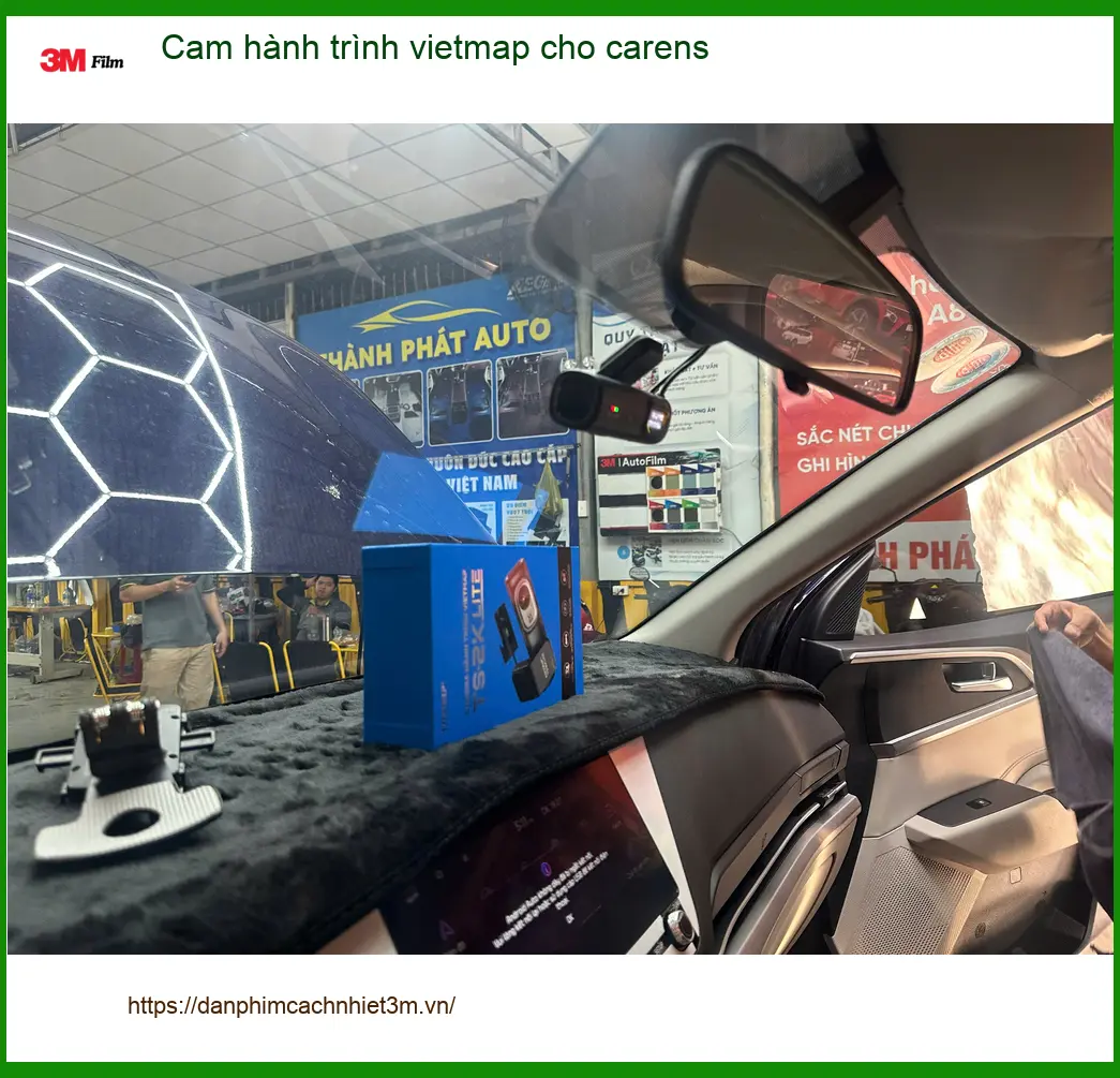 Anh Trọng gắn Cam hành trình Vietmap cho Carens tại Quận 1 an toàn di chuyển ảnh thực tế 3