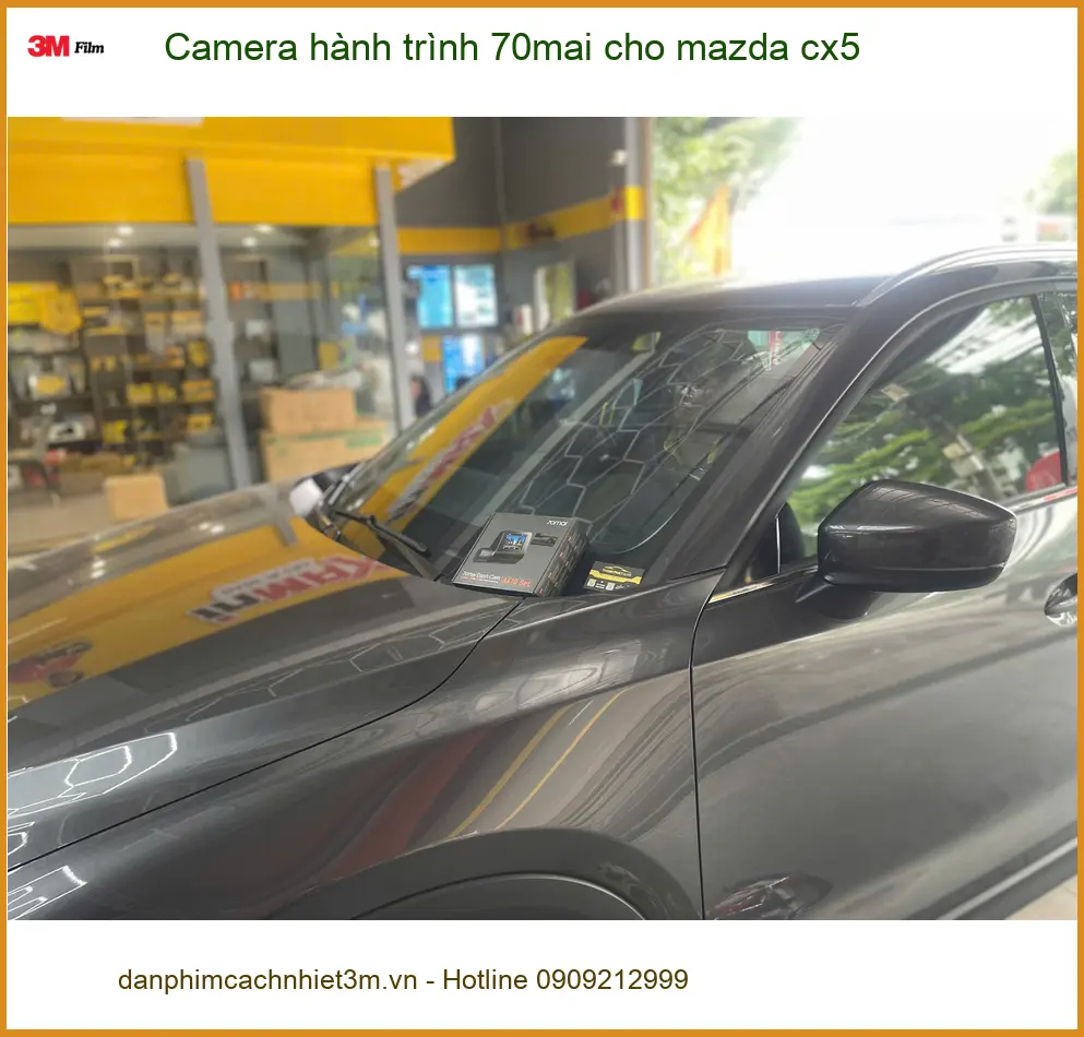 Anh Tùng lắp Camera hành trình 70mai Mazda CX-5 tại Quận 4 uy tín
