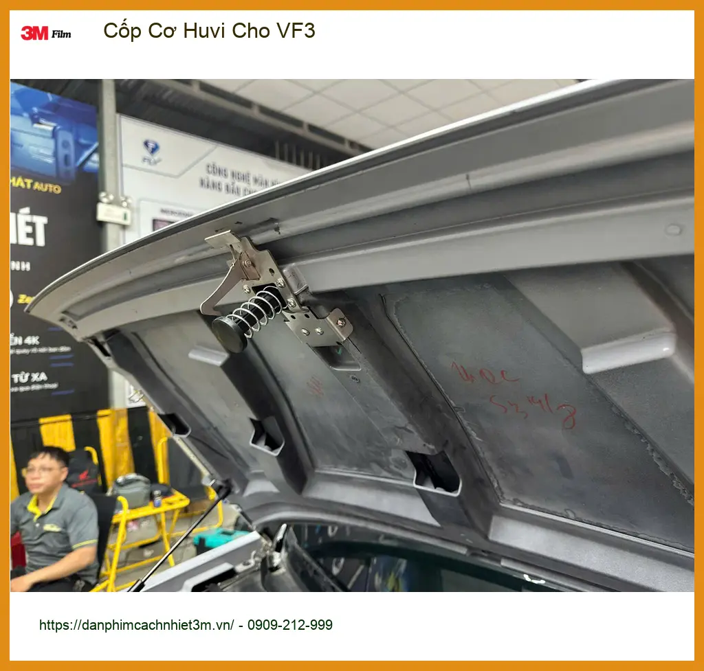 Anh Khôi lắp Cốp Cơ Huvi cho VinFast VF3 Quận 12 để đóng mở cốp tiện lợi ảnh thực tế 2