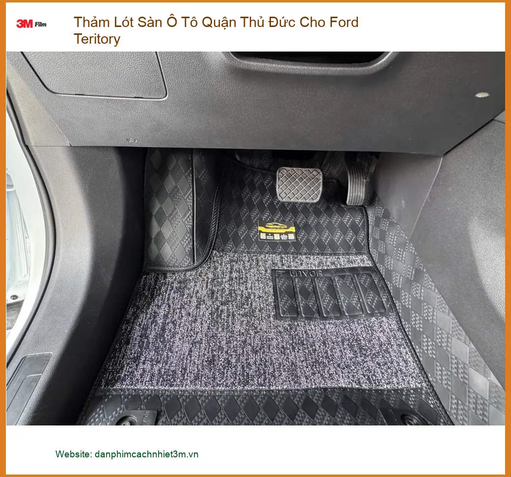 Anh Tùng lắp thảm lót sàn ô tô Ford Territory ở Thủ Đức vì thảm cũ khó vệ sinh